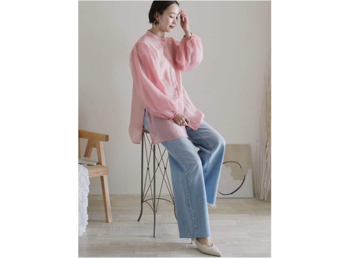甘すぎずに着られるライトピンクのシャツは大人カジュアルコーデにぴったり　出典：WEAR