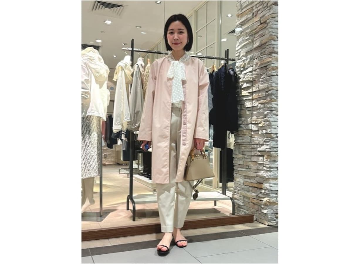 羽織るだけで春らしさをプラスしてくれるアウターは肌寒い時に重宝します　出典：WEAR