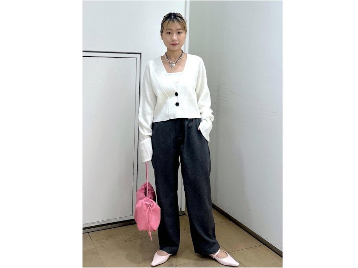 明るいピンクのバッグは差し色にして長く使えるのが便利　出典：WEAR