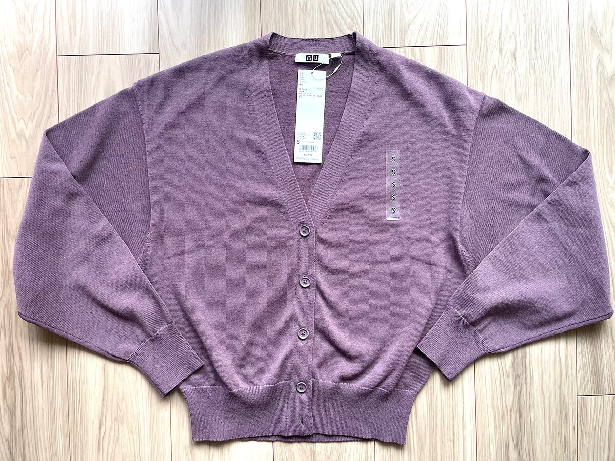 ユニクロ　Vネックカーディガン　3990円（税込）