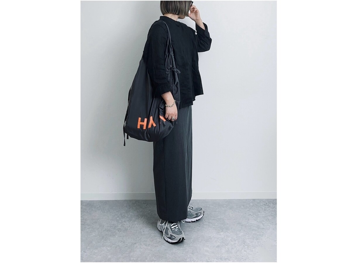 すとんと落ちるナロースカートは下半身をすっきり見せてくれます　出典：WEAR