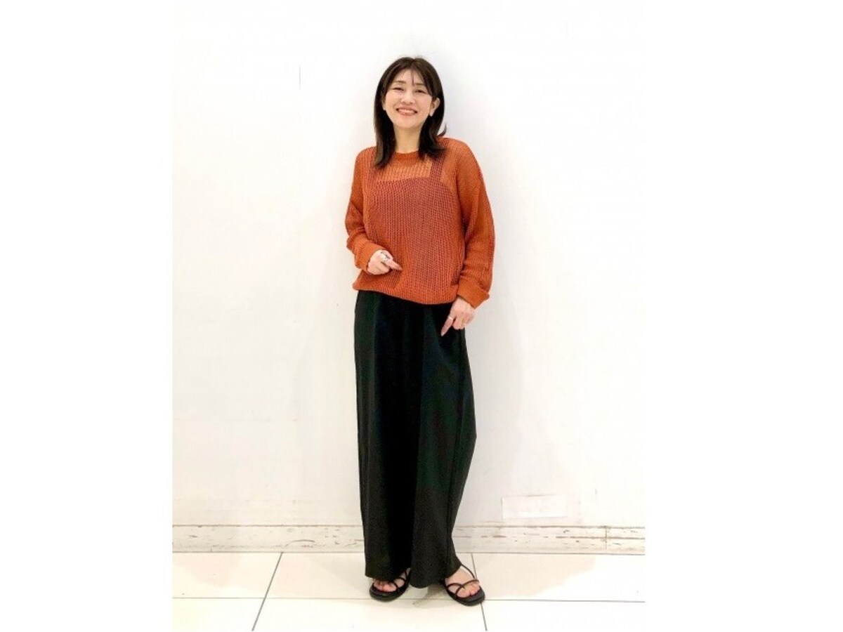 トレンドのメッシュニットを重ねると今っぽさも抜け感もアップ　出典：StyleHint