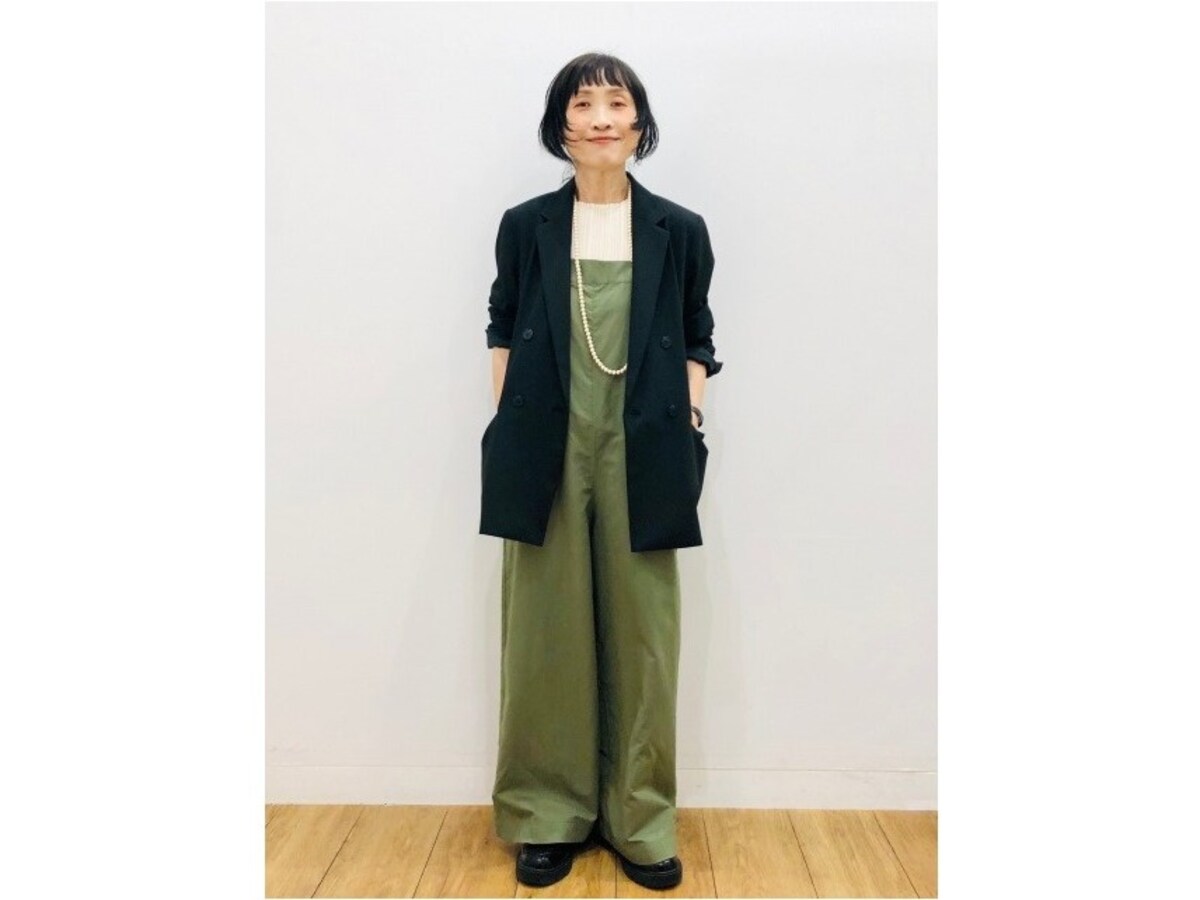 きちんと感のあるジャケットを羽織るときれいめ見えするコーデに　出典：StyleHint