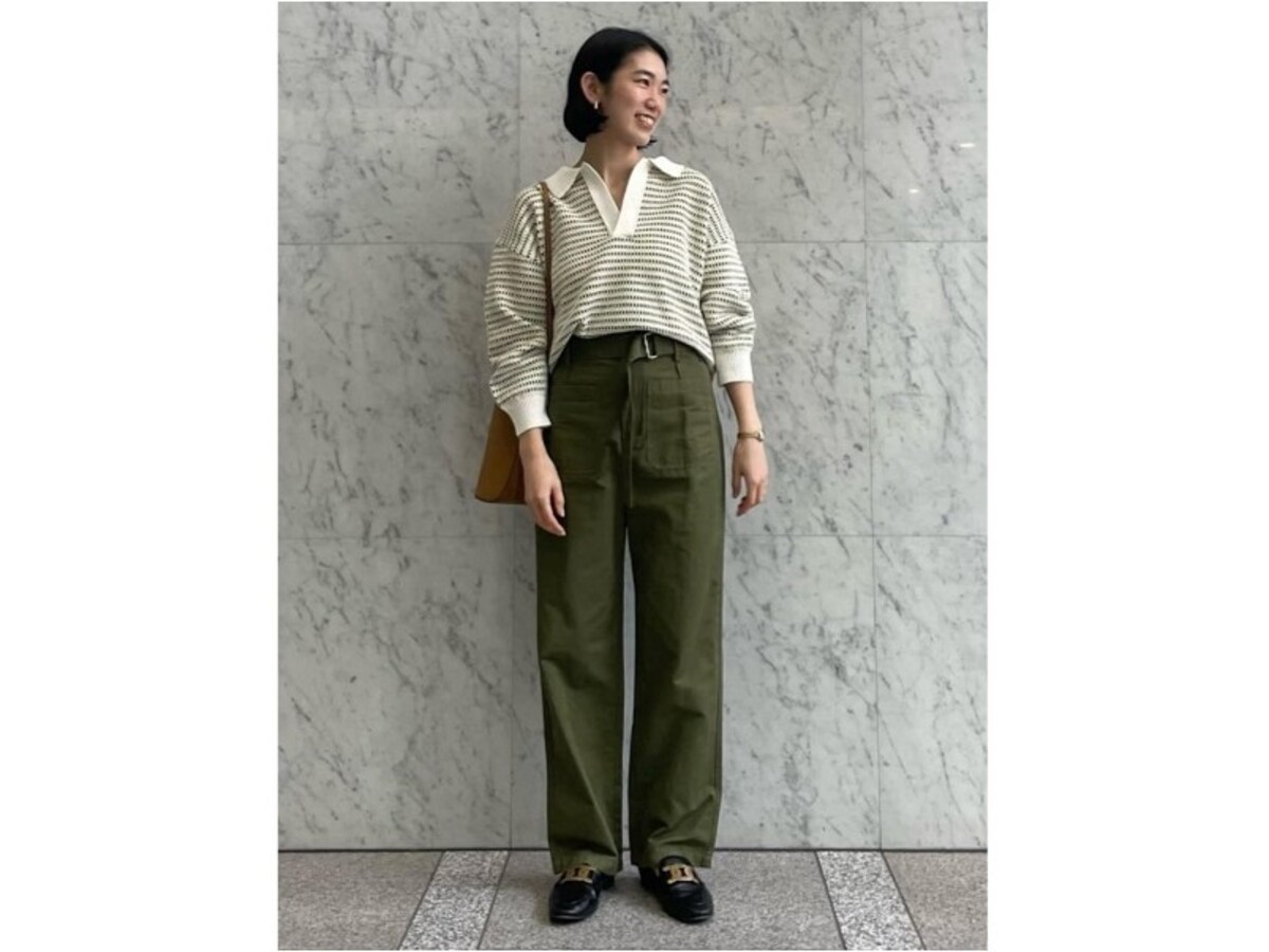 【OKコーデ】同じニットでもコットン製なら軽やかな仕上がりに　出典：WEAR