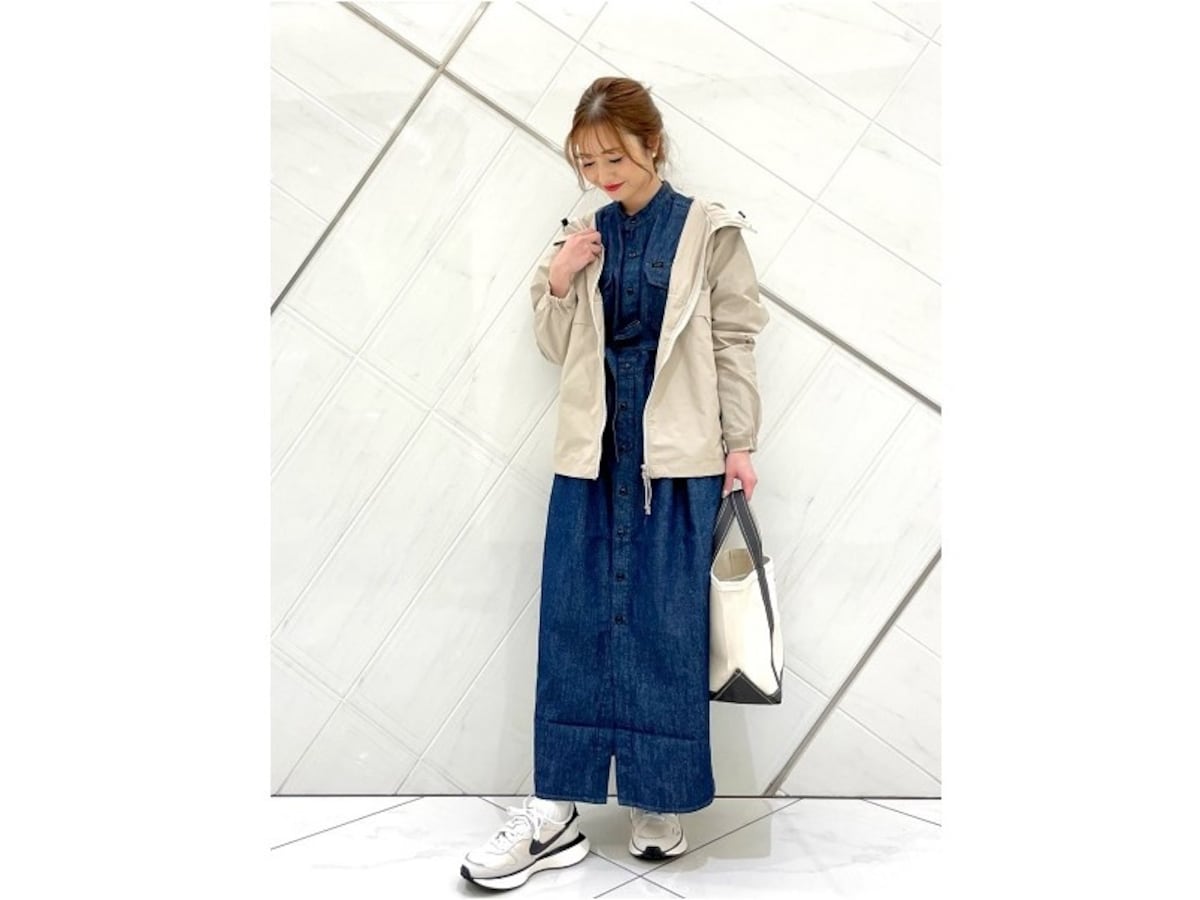 一枚でおしゃれ見えするデニムワンピースをスニーカーで歩きやすく　出典：WEAR