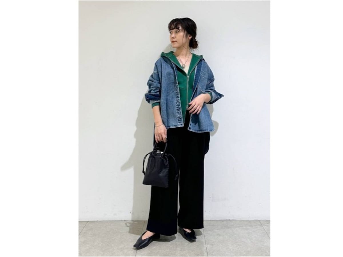 タックワイドパンツで動きやすいコーデを旬のムードに　出典：WEAR