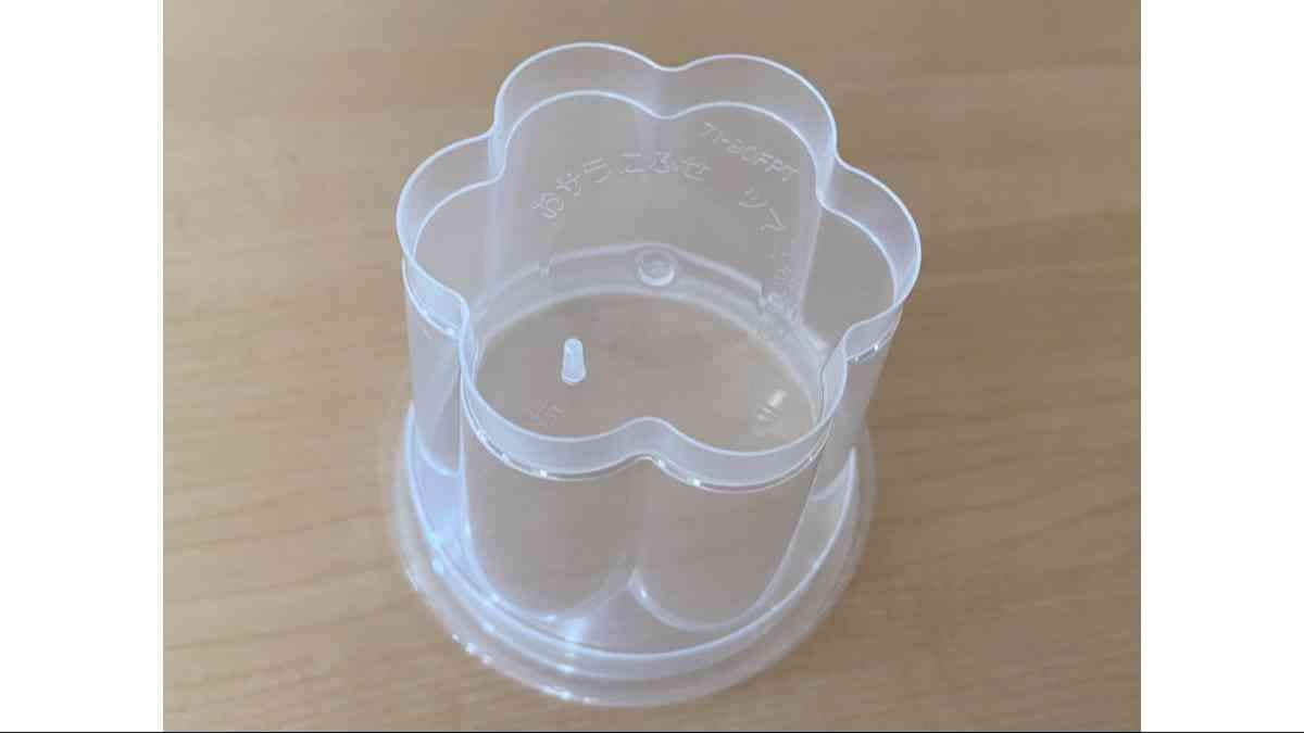 ダイソーの「プリン＆ゼリーカップ（5組フタ付き）」は中身をプチン！と出せる