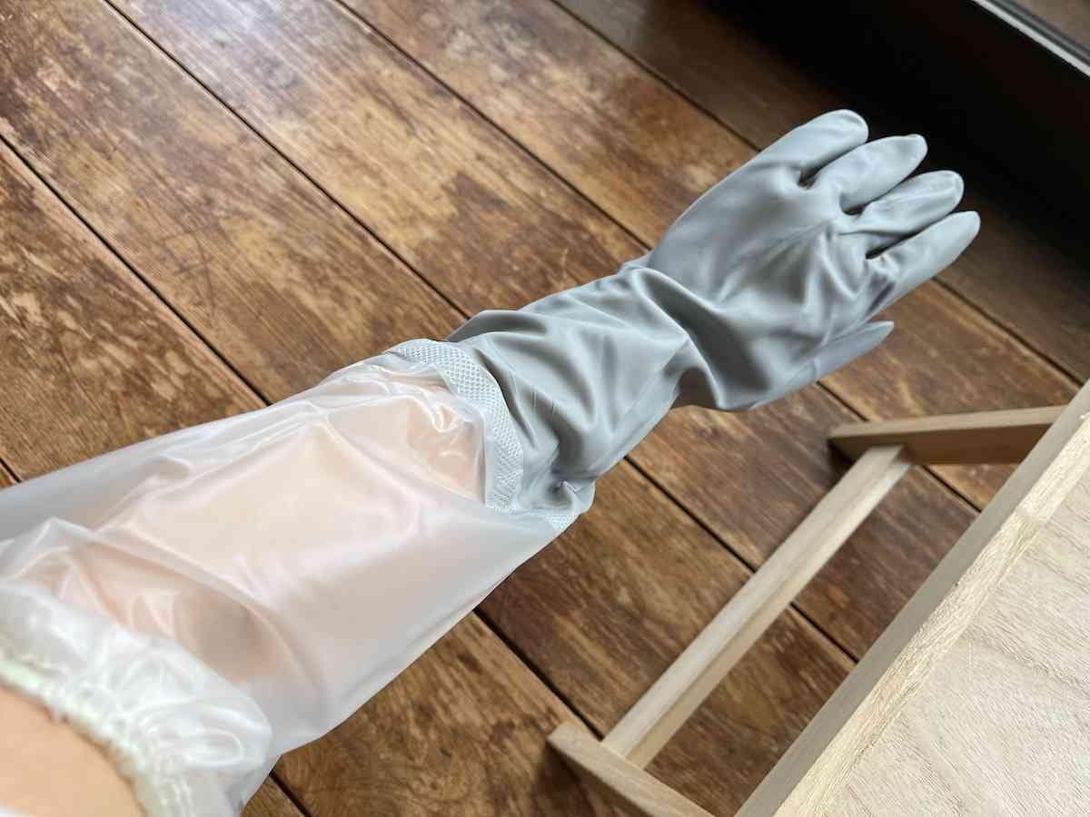 セリアの「塩化ビニル手袋 ロングタイプ」は肘まで届く