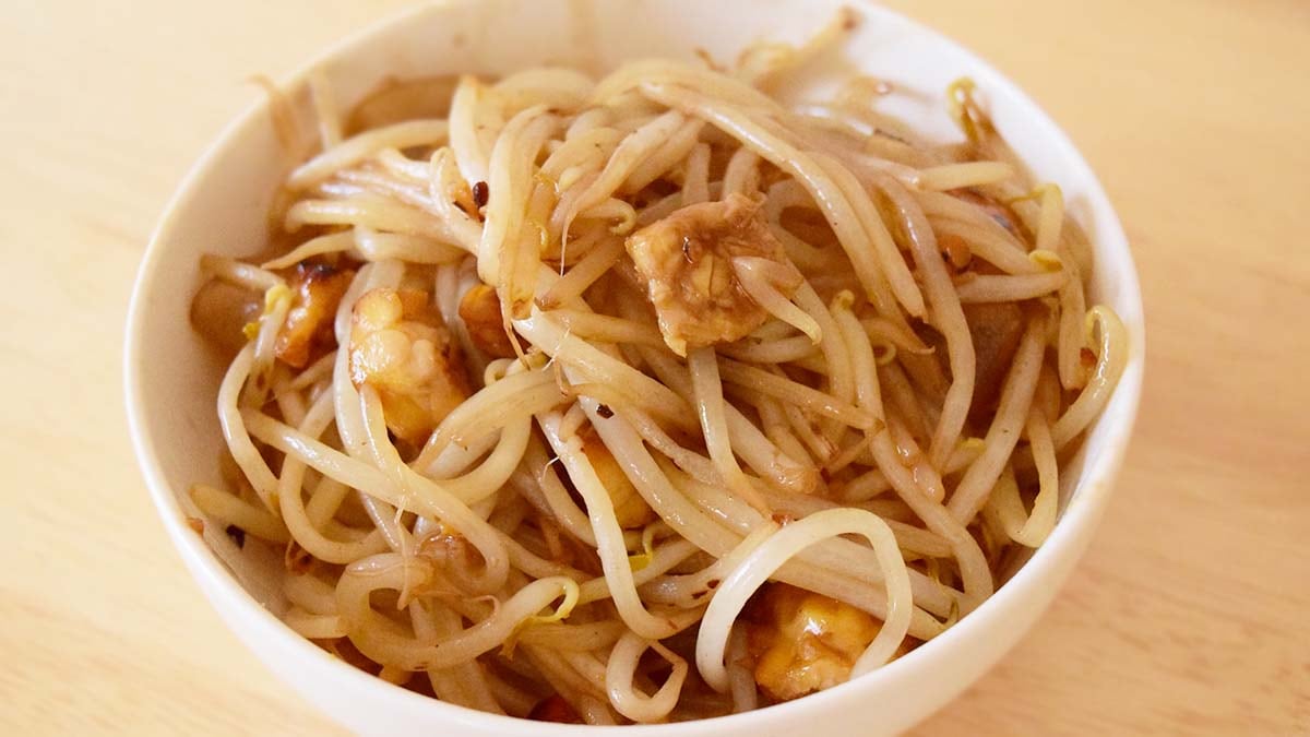 もやしや野菜を混ぜて炒めてみました