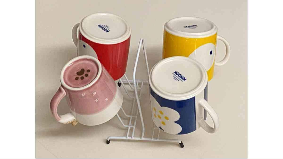 セリアの「グラススタンド 4個掛け ホワイト」にマグカップを4個セット