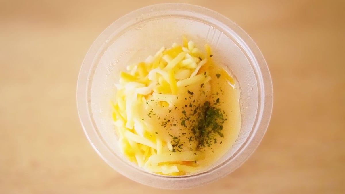 すき家のトッピングチーズ「とろ～り3種のチーズ」は、店内飲食だけでなくお持ち帰りも可能です。