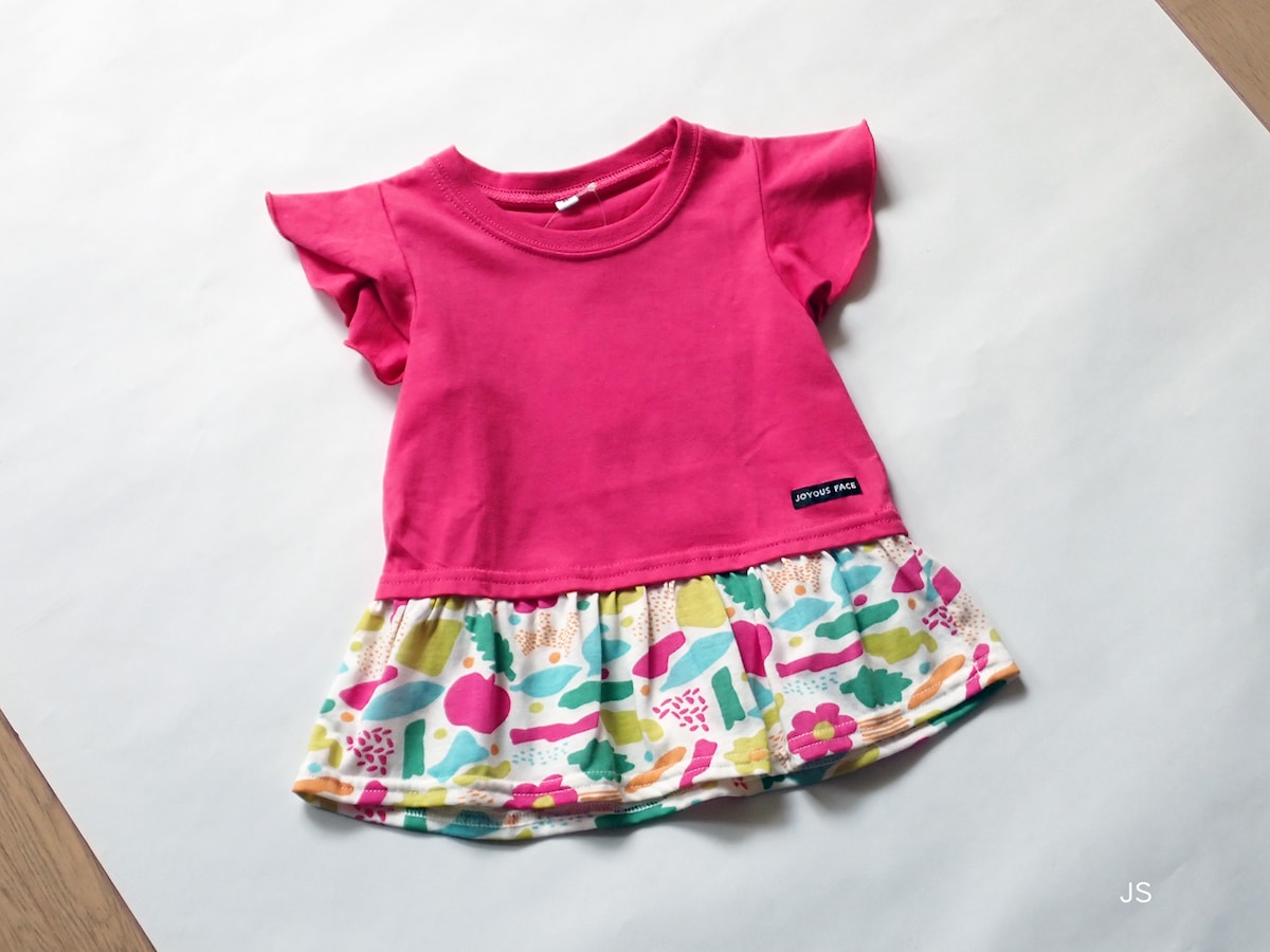 模造紙の上に服を広げた「平置き」での撮影シーン。