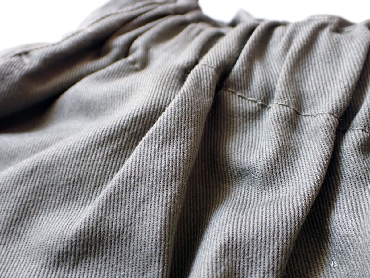 服の素材を見せるときには凹凸をつけた状態で撮る。