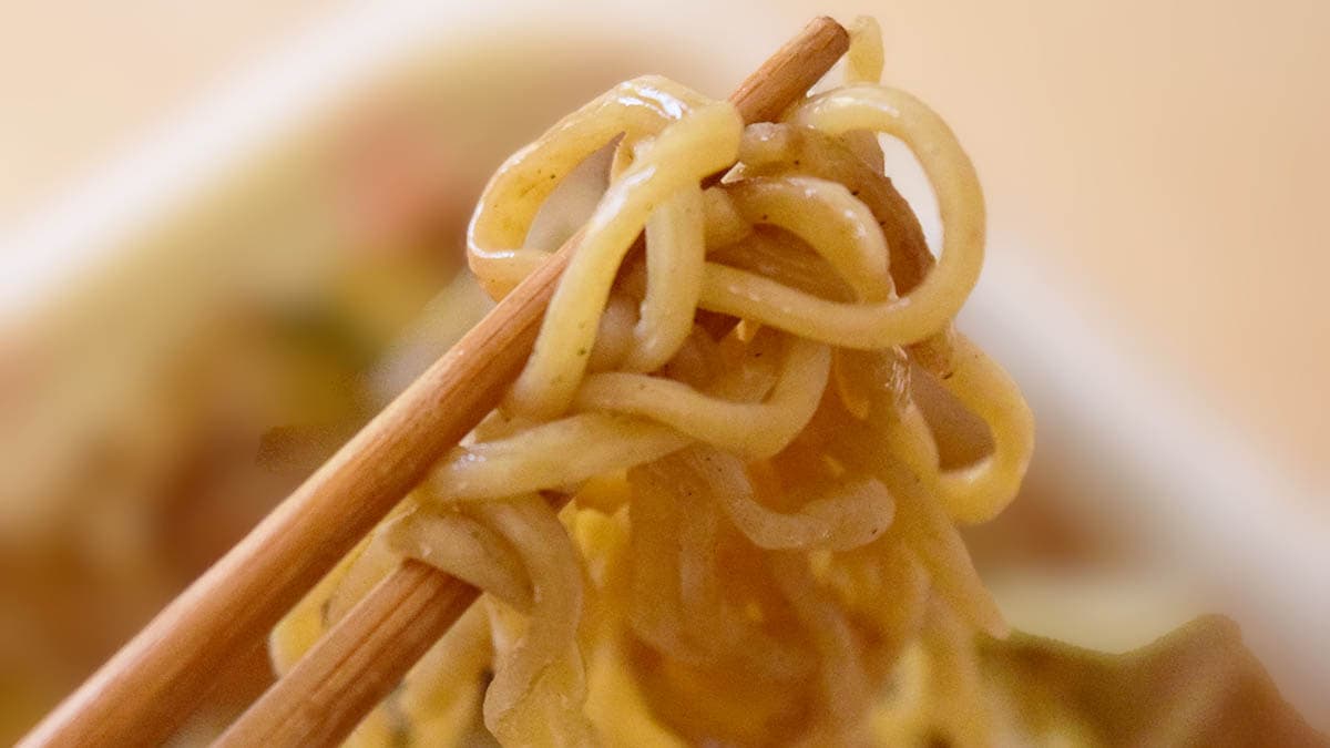 つるつるとした麺にもほどよく油っこい醤油の香ばしさが漂います。