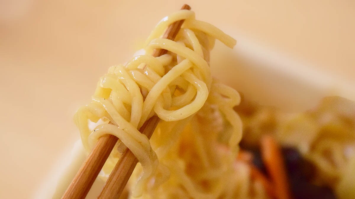 少々固まってしまった麺ですが、口の中に入れるとつるつるとしていてのどごしがよいですね。