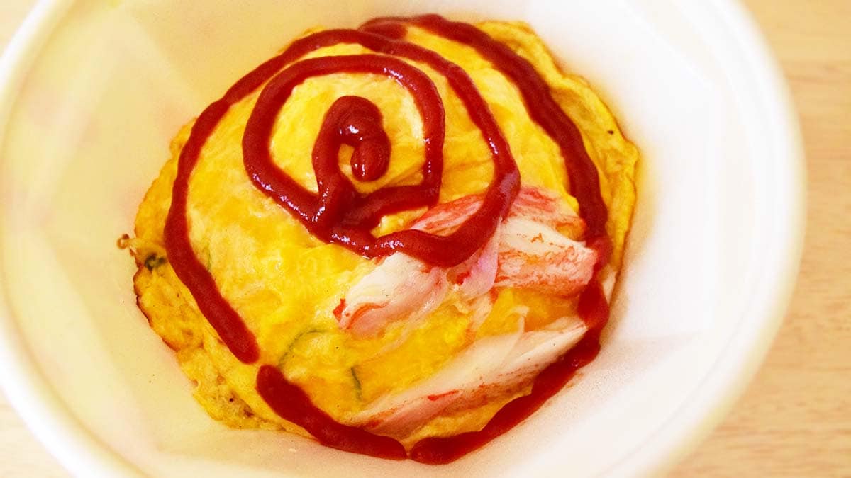 ケチャップをかけると、オムライス風になります。