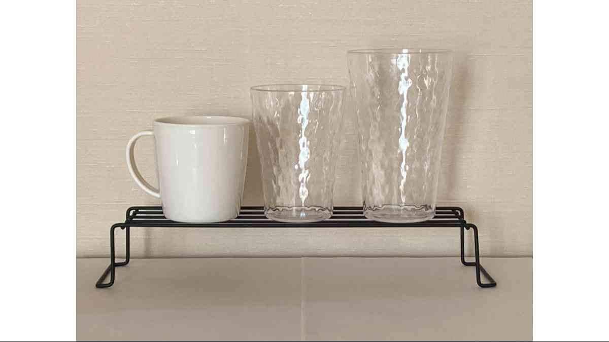 セリアの「IHワイヤーコンロラック」はコップ置き場としても便利