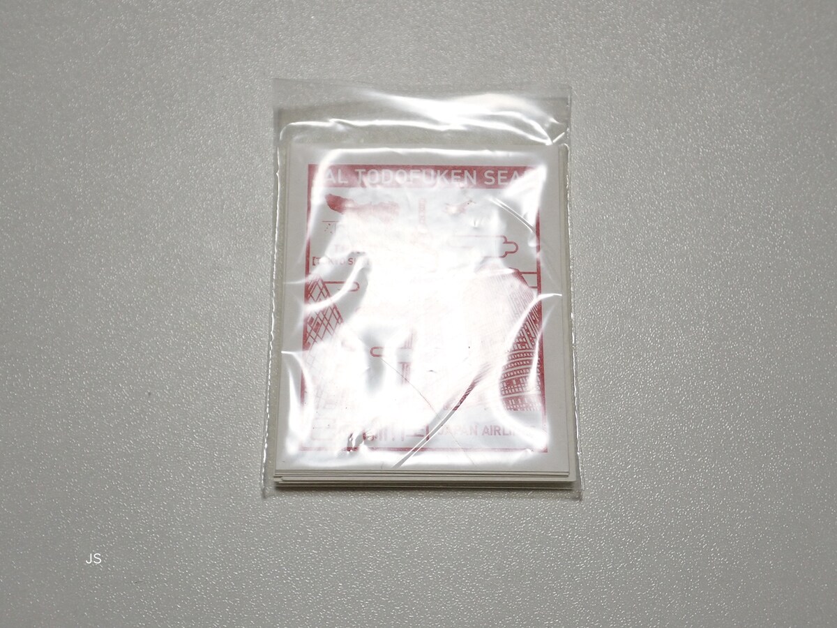 透明なパッケージに光が反射している様子