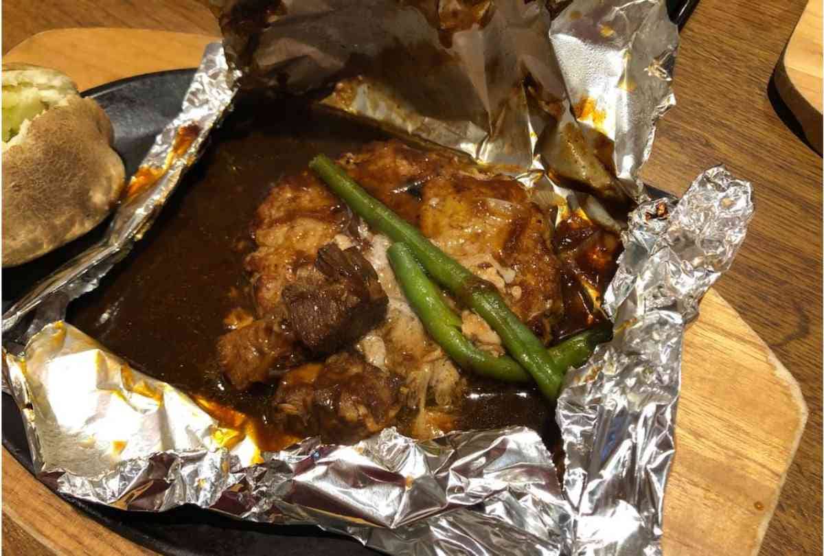 ハンバーグをカットすると、肉汁がじゅわっとあふれてきます。