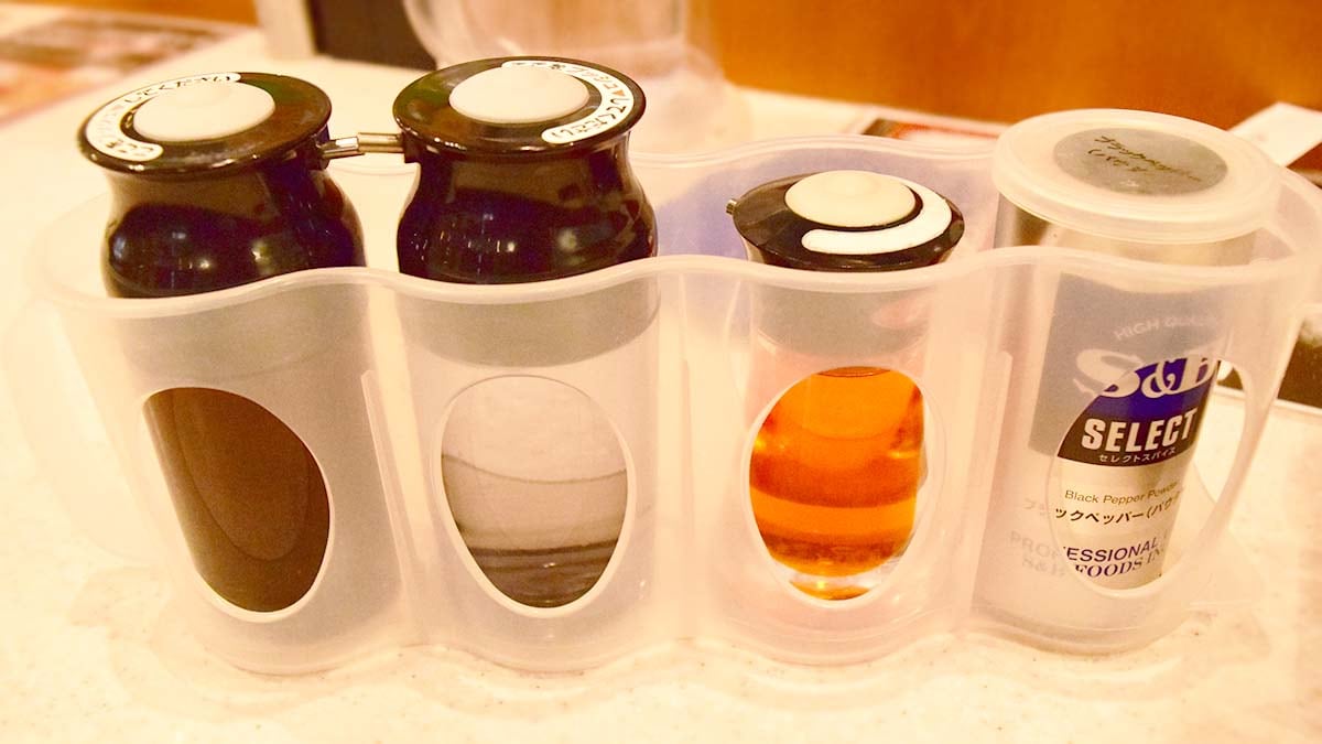 卓上には調味料各種があります