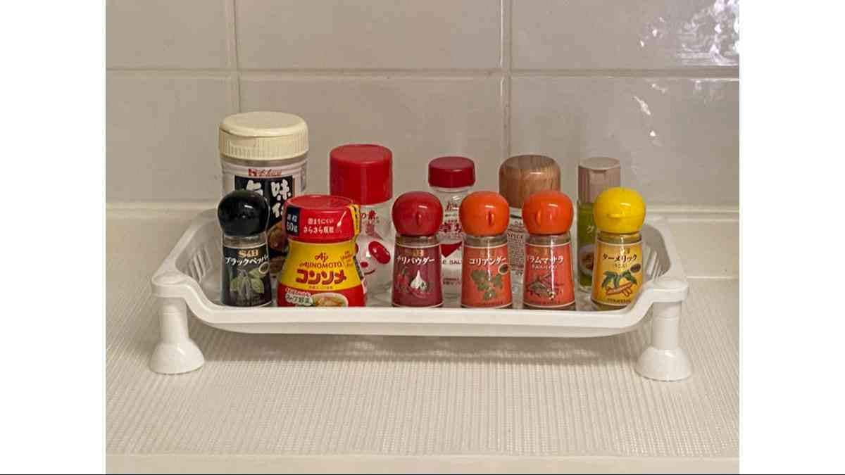 セリアの「ジョイント式 スペースラックセット」に調味料を収納