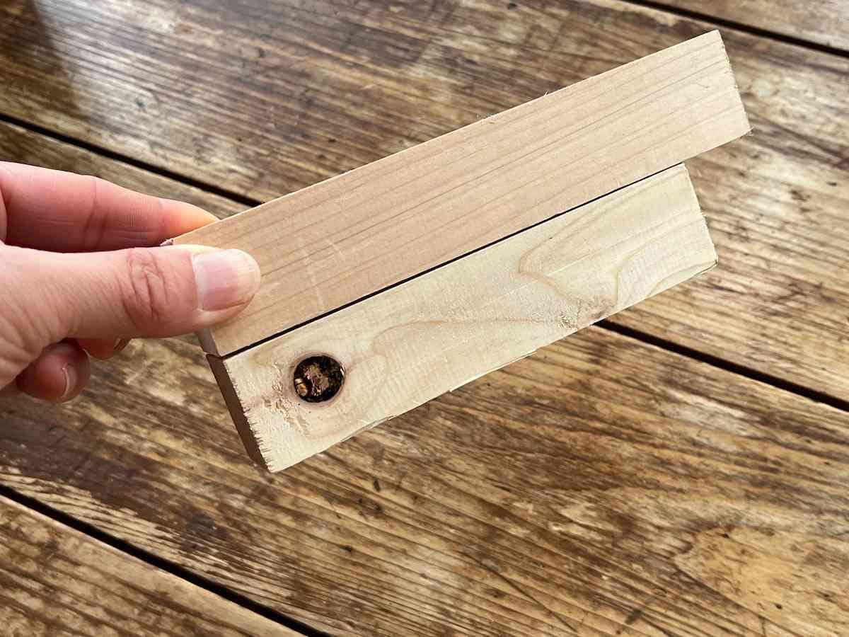 ダイソーの「グルーガン」で木材はしっかりとくっついて固定された