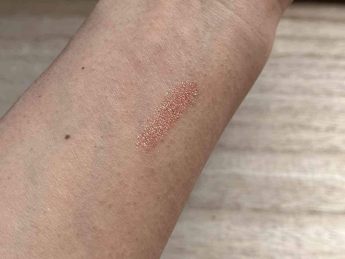 ダイソーの「＆. アイシャドウスティック スウィートアプリコット」は優しいオレンジ系統のカラー