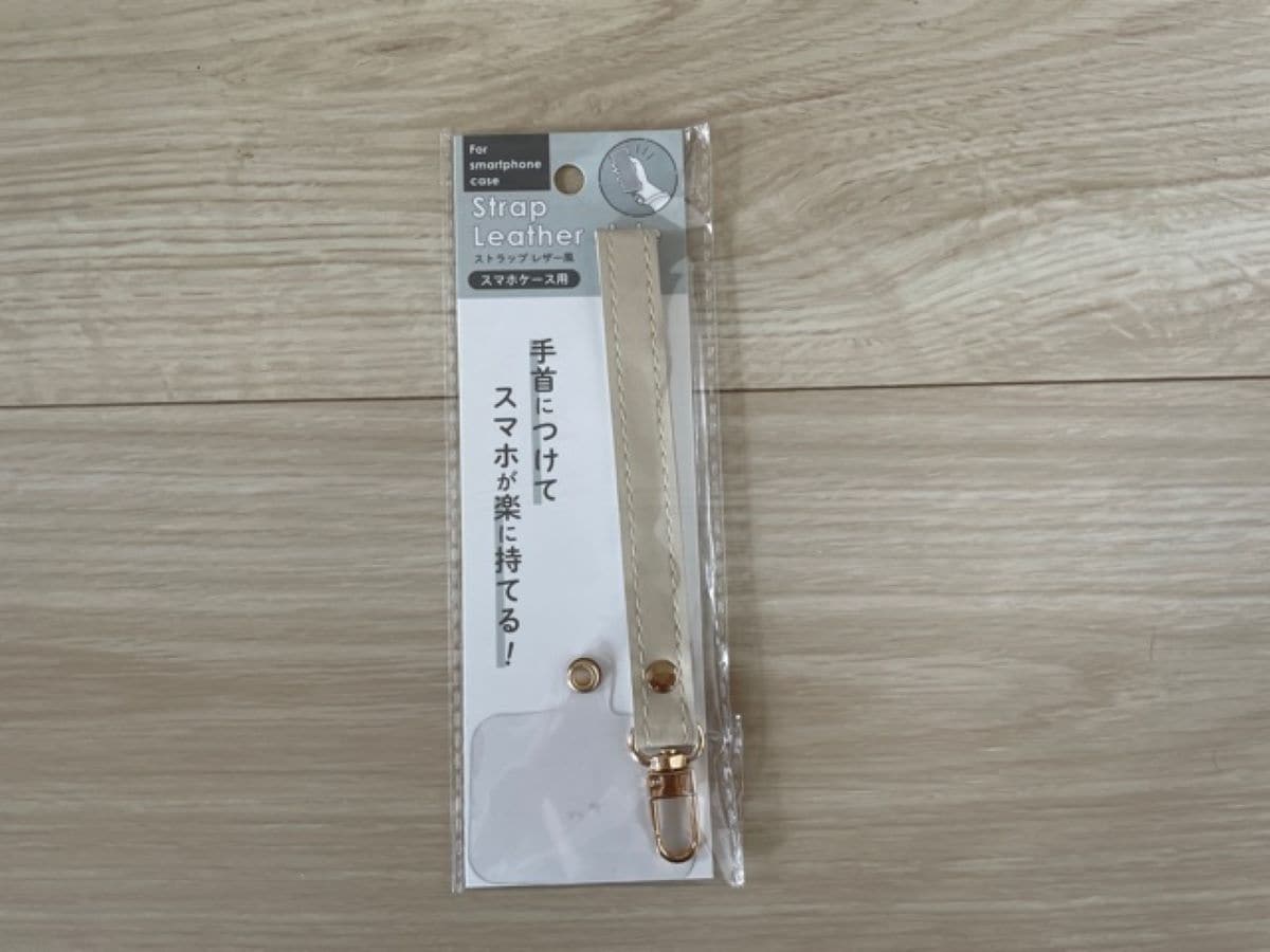 セリアの「スマホストラップ レザー風」の特徴は？