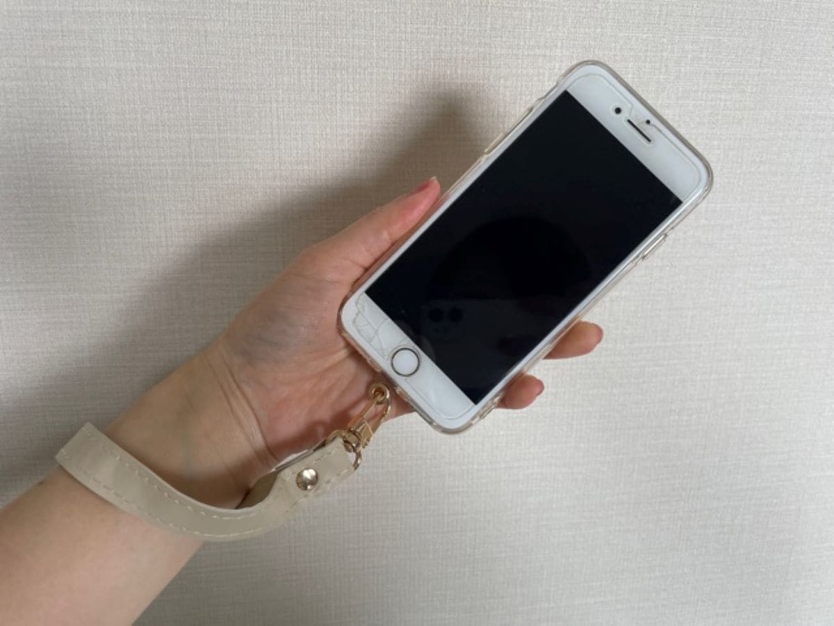セリアの「スマホストラップ レザー風」の使用方法