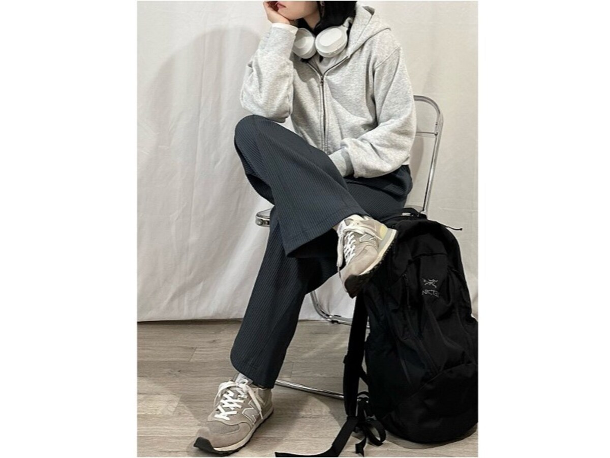 ショート丈のスウェットパーカは春先の羽織りアイテムにも便利　出典：WEAR