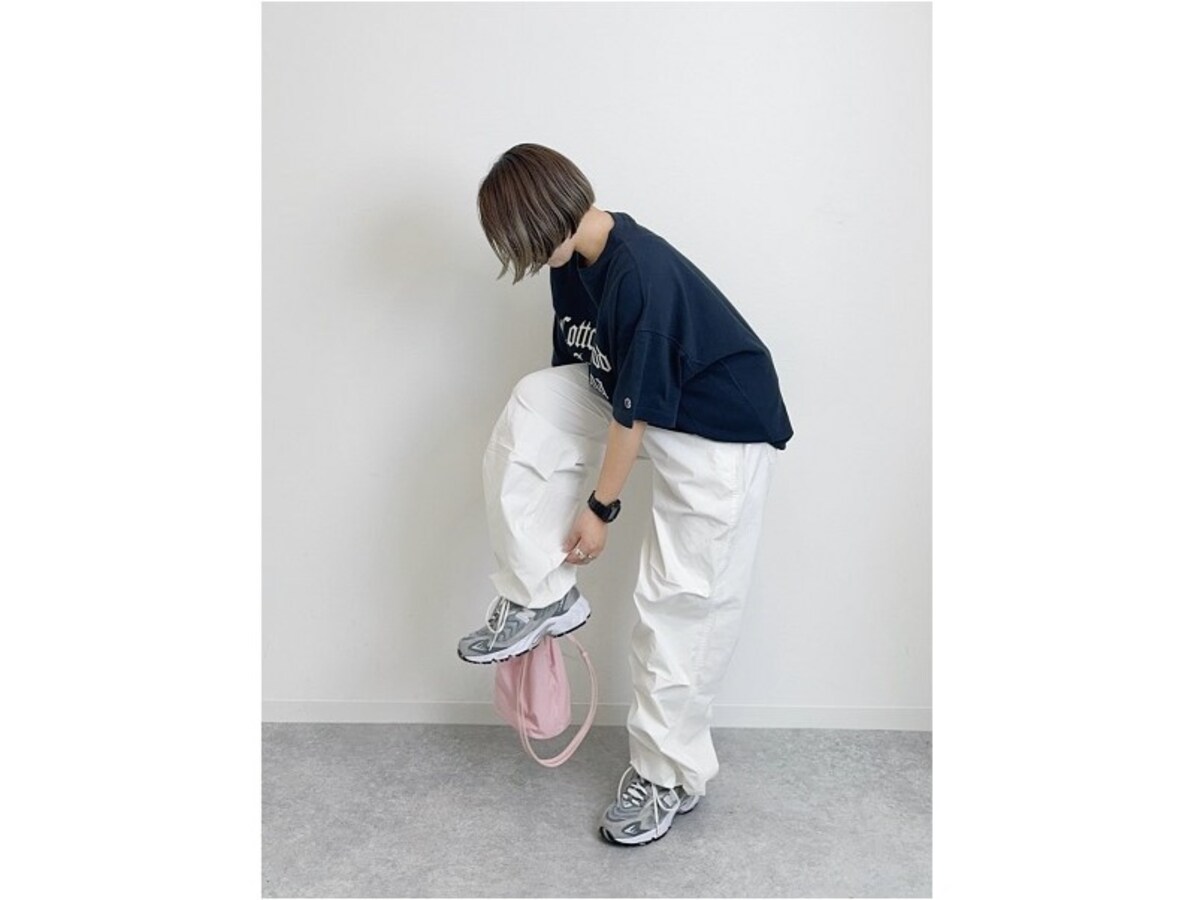 ゆったりしたパラシュートパンツははきやすく今年らしさも◎　出典：WEAR