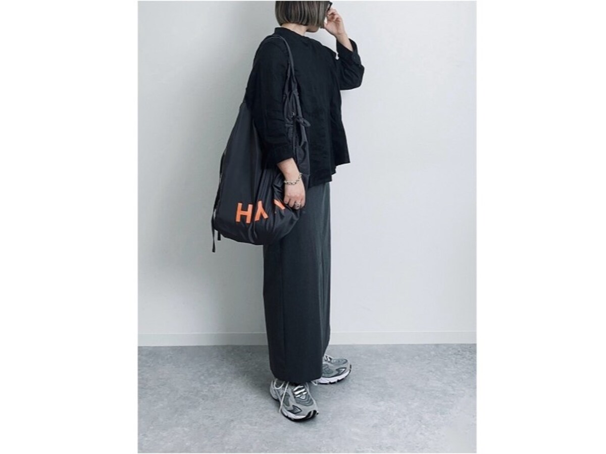 細めのナロースカートでカジュアルコーデもスタイルアップ　出典：WEAR