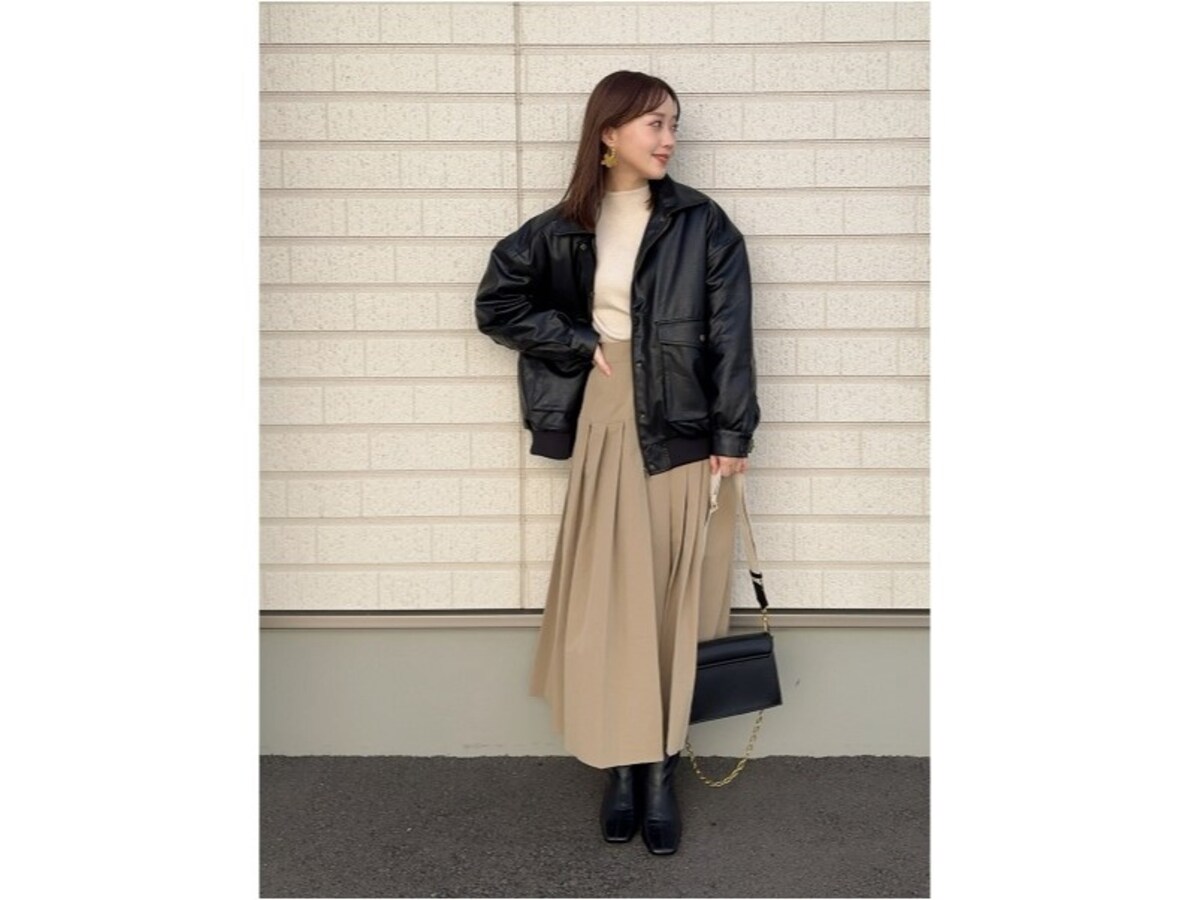 途中から切り替えでプリーツが入っているトレンド感高めのデザインも　出典：WEAR