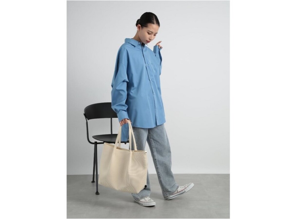ブルーのシャツを同じブルーデニムと合わせたワントーンコーデがいちおし　出典：WEAR