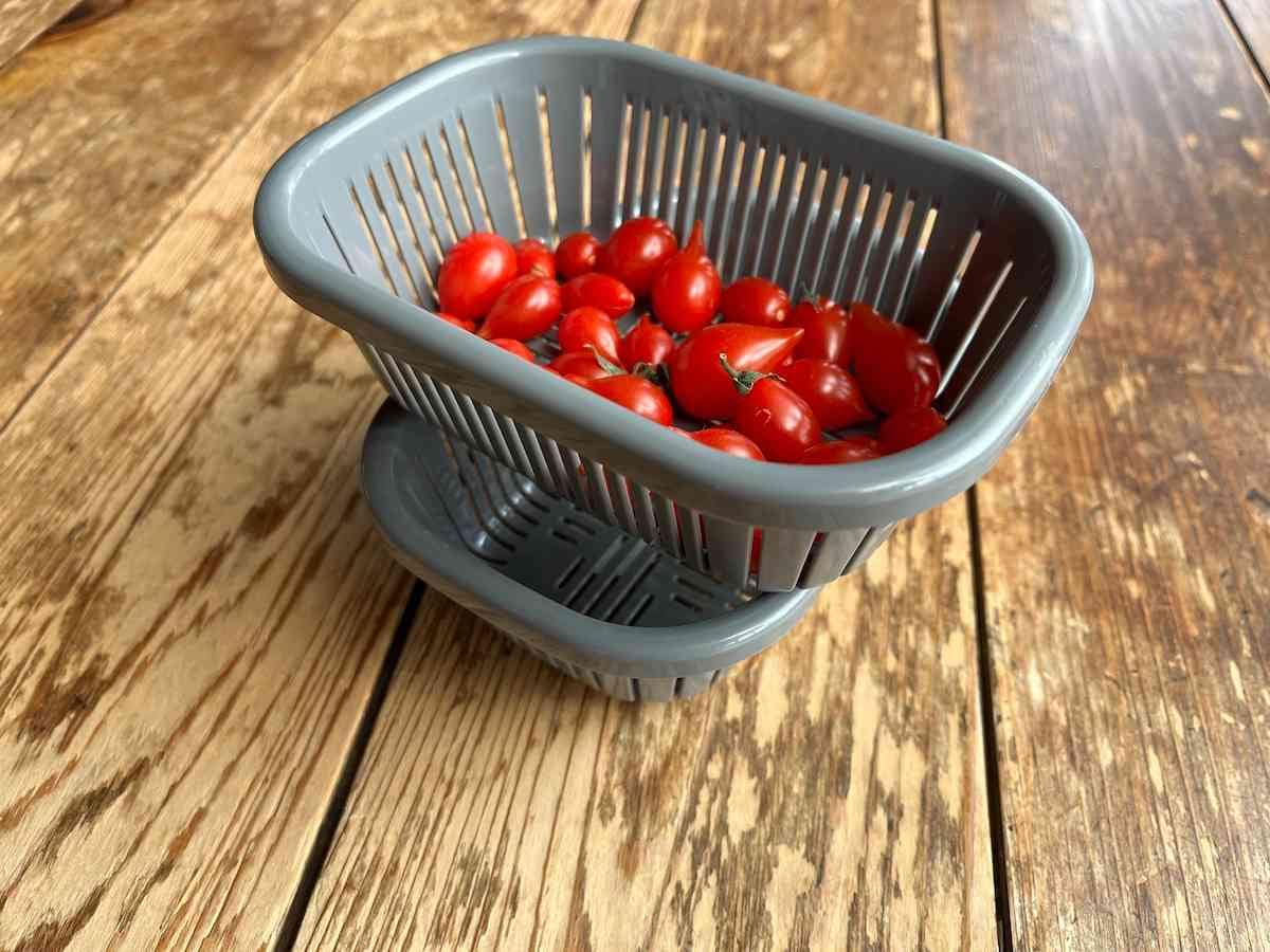 セリアの「重ねて使える水切りザル2P」は重ねられる！