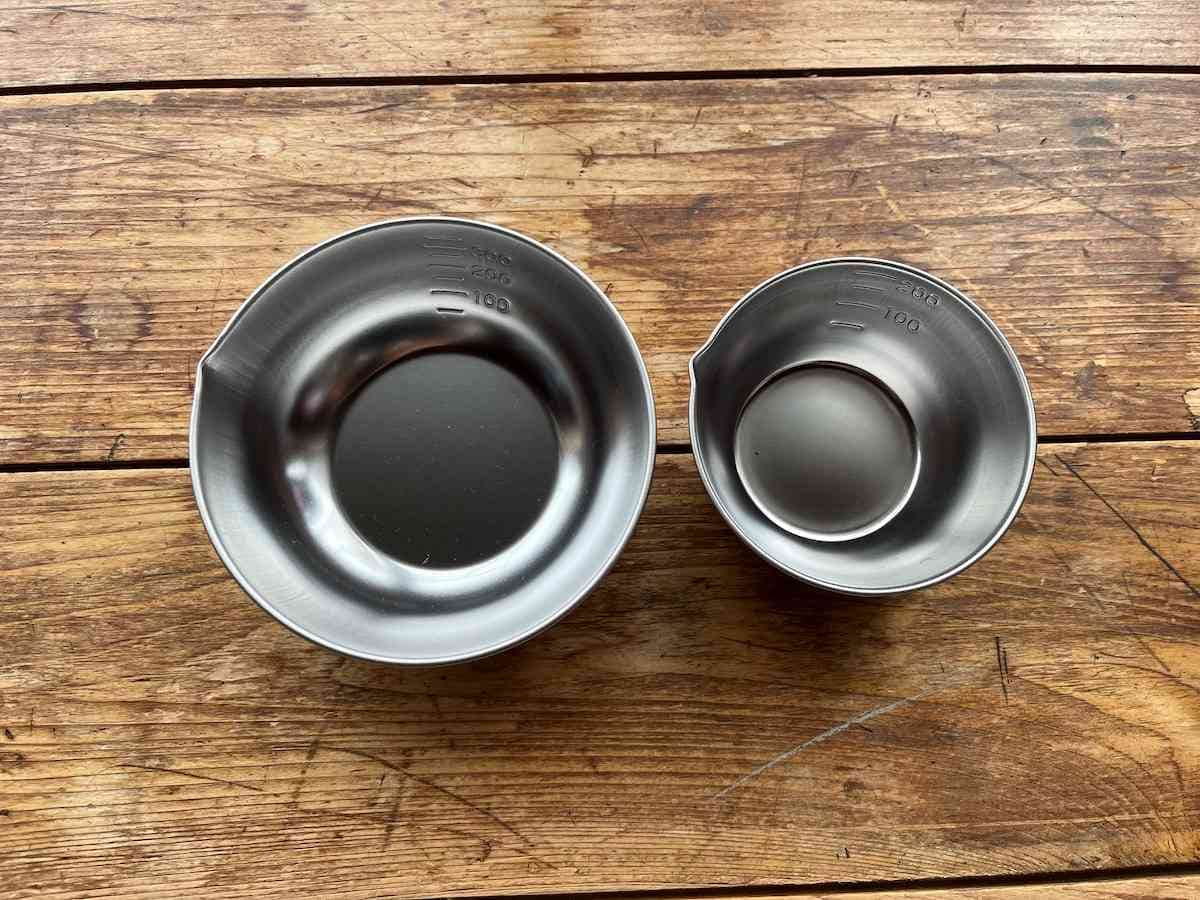 セリアの「調理ボウル 12.8cm」（左）、「調理ボウル 9.7cm」（右）