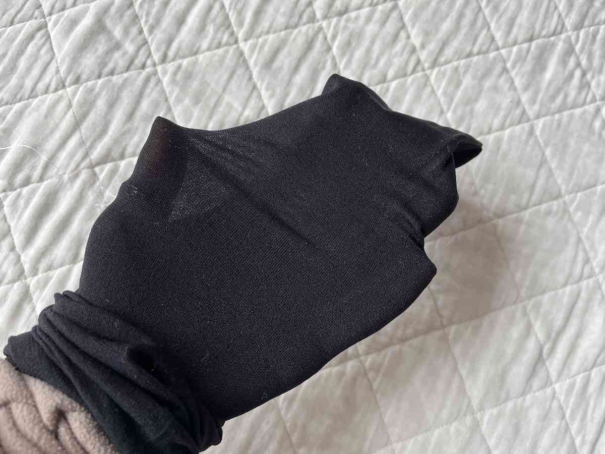 ダイソーの「抗菌防臭オーバーニーストッキング（80D、23cm-25cm、ブラック）」はあまり透けない