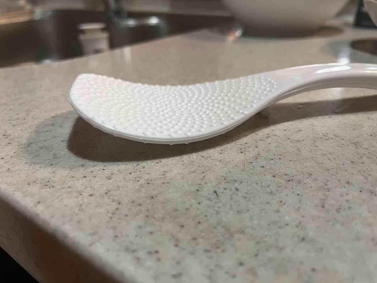 セリアの「モンローしゃもじ」は上の部分が浮くようになっている