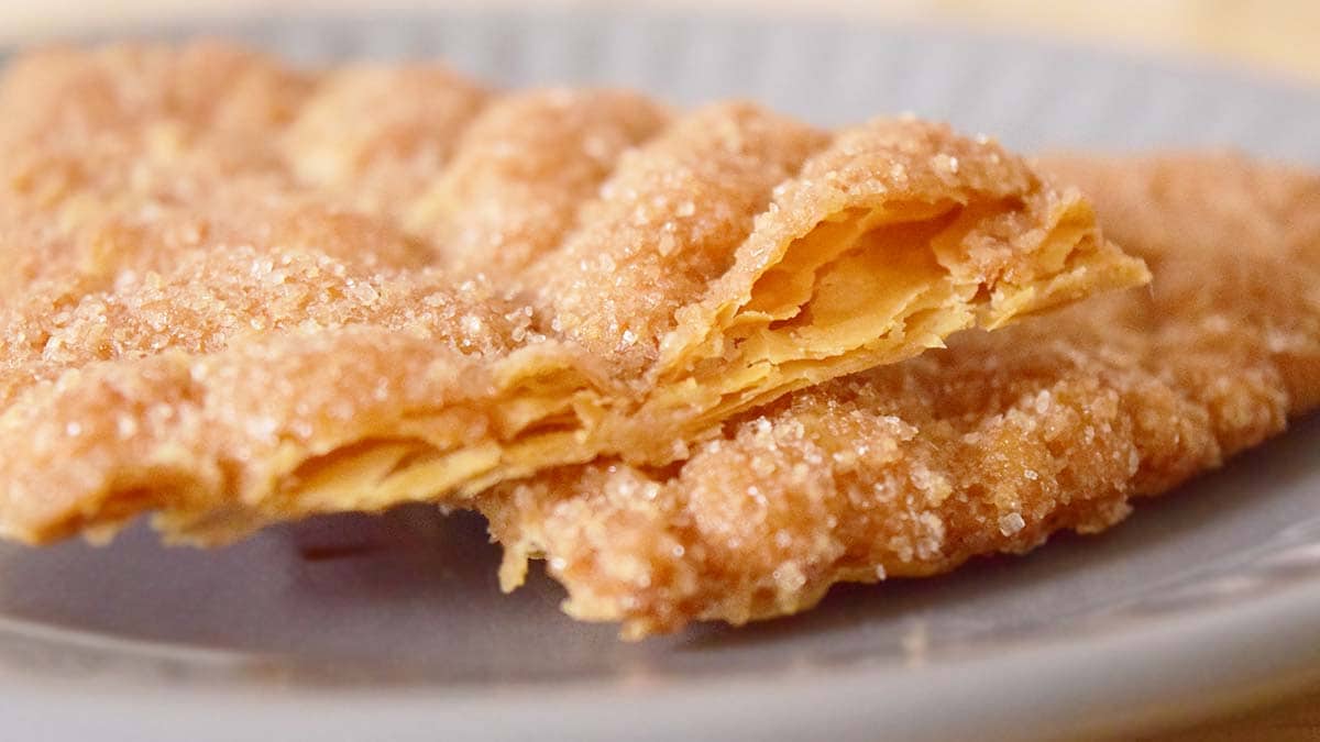 バターの香りとサクサクパイの食感、砂糖の甘さがバランスよく混ざり合い、美味しく仕上がっていますよ。