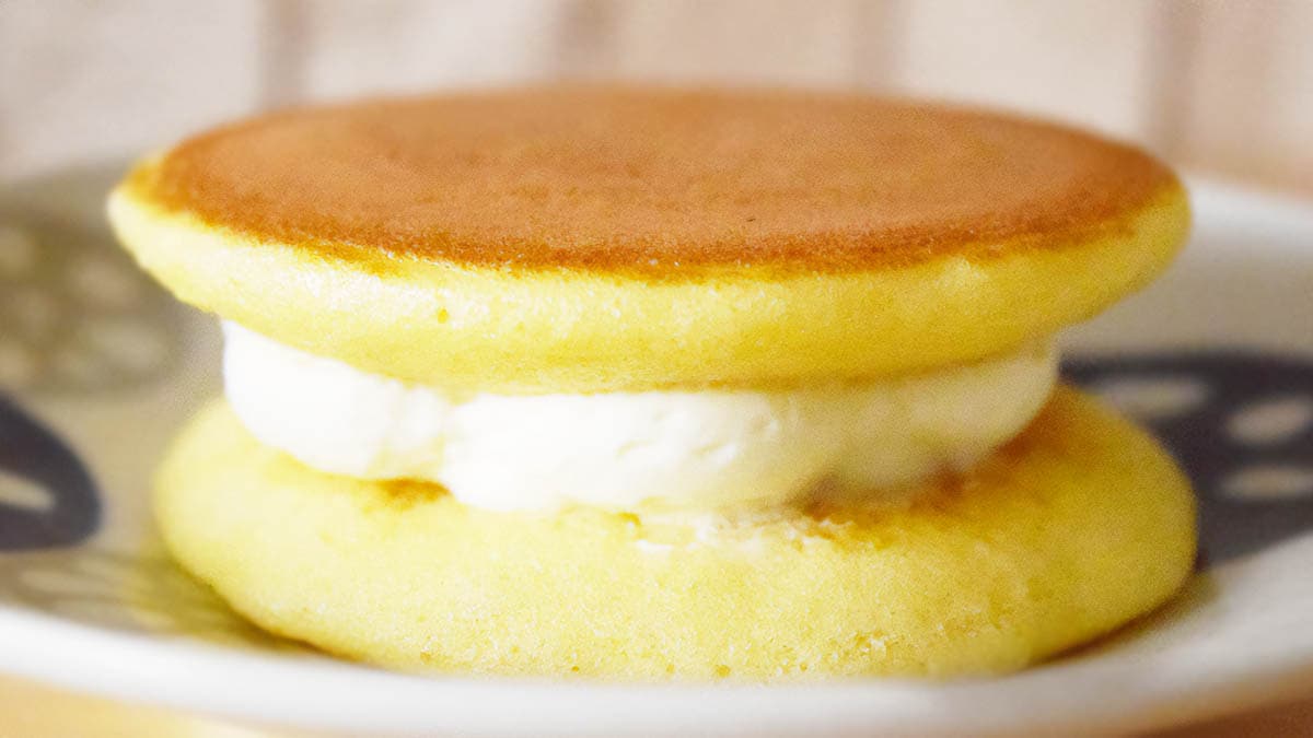 フランス産クリームチーズを使用した味わいの異なる2種類のクリームがサンドされています。