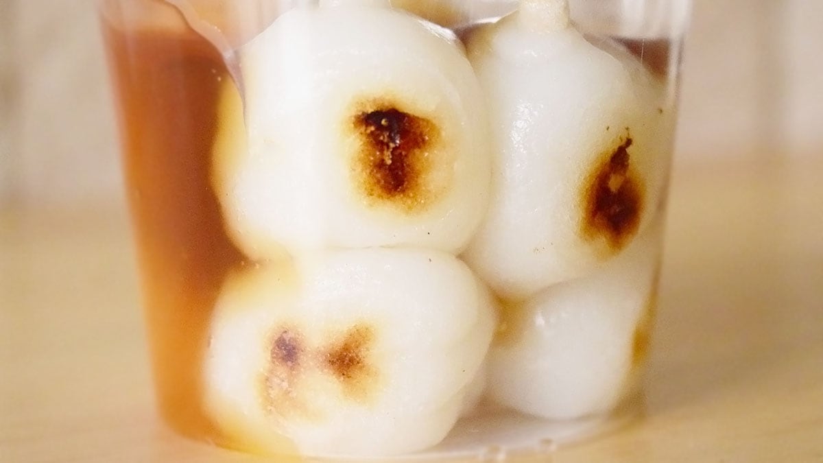 ​​​​​​​団子表面には焦げ目がついていて、食欲がそそられます。