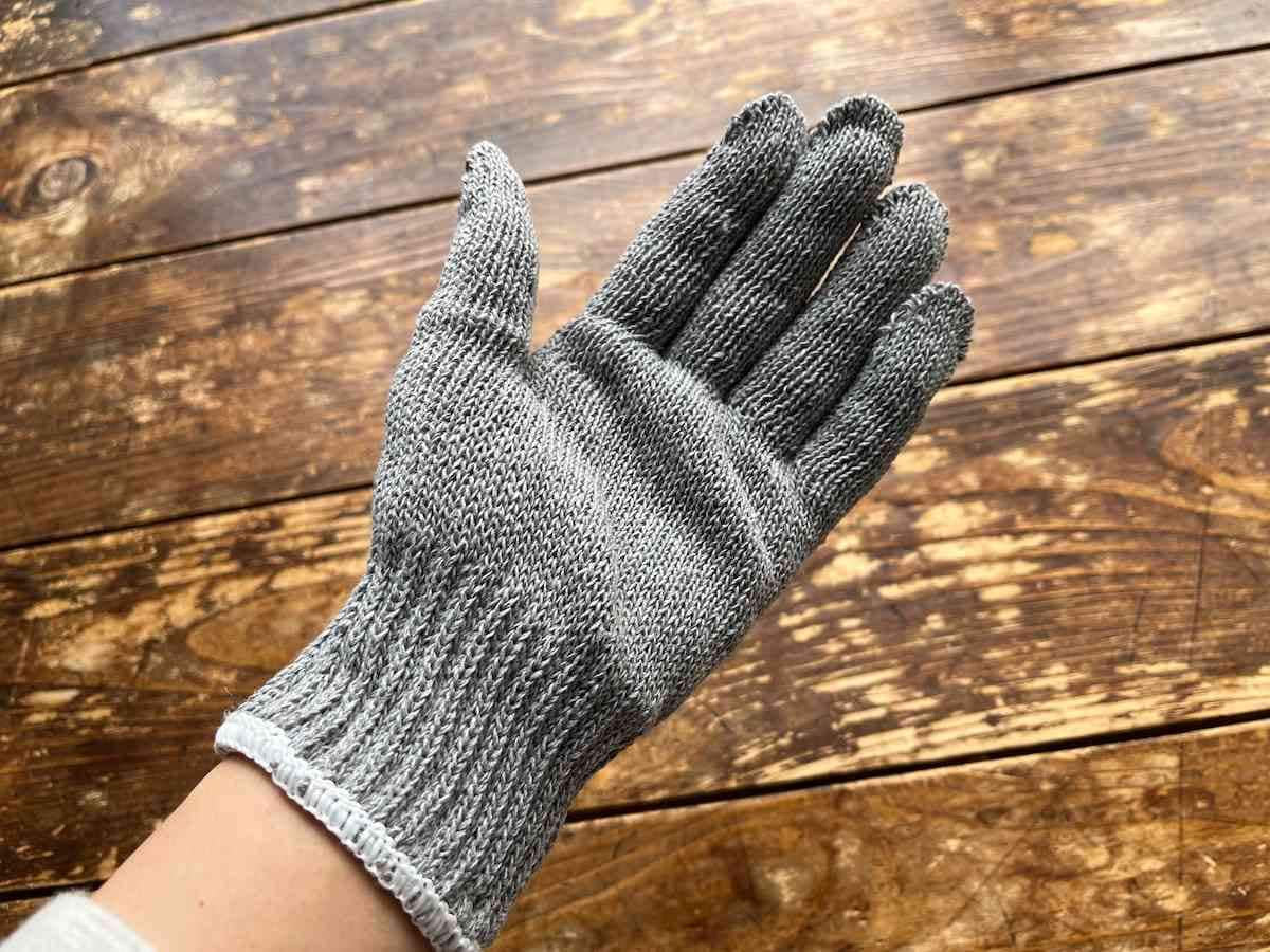 セリアの「汚れが目立ちにくいグレー軍手」は手の小さい女性の筆者には少し大きめ