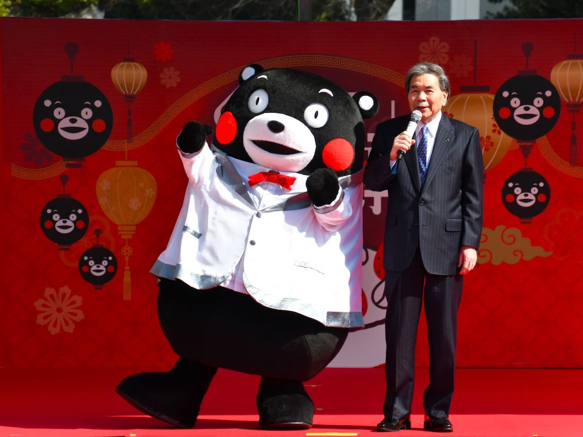 蒲島熊本県知事からの挨拶 ©2010熊本県くまモン