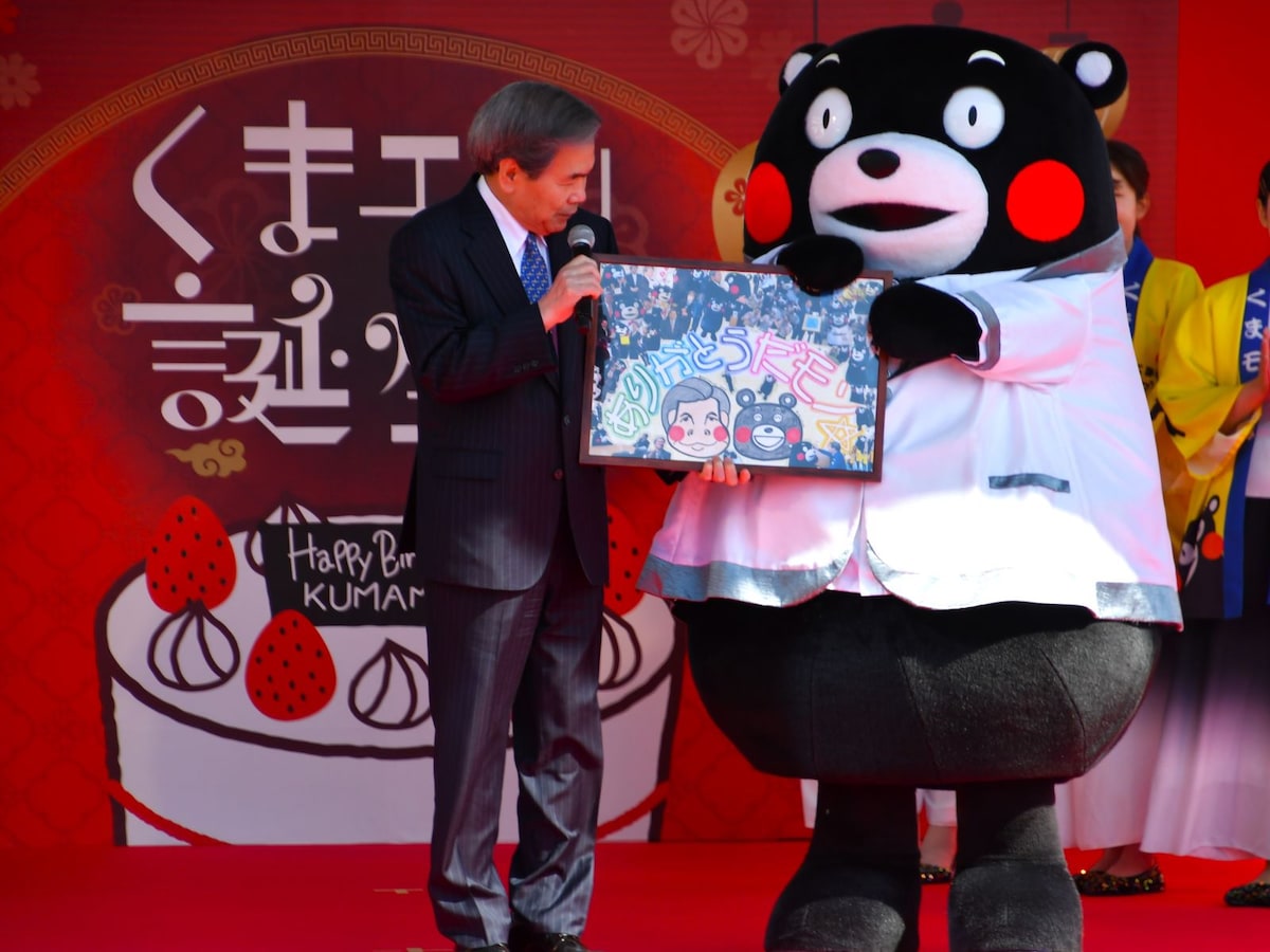 くまモン隊から蒲島熊本県知事へプレゼント