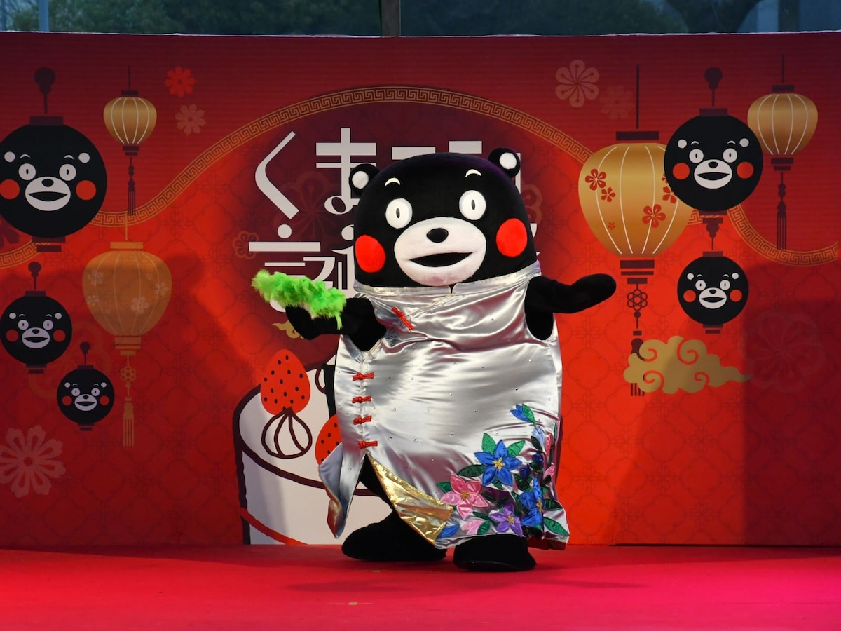 チャイナドレスで踊るくまモン