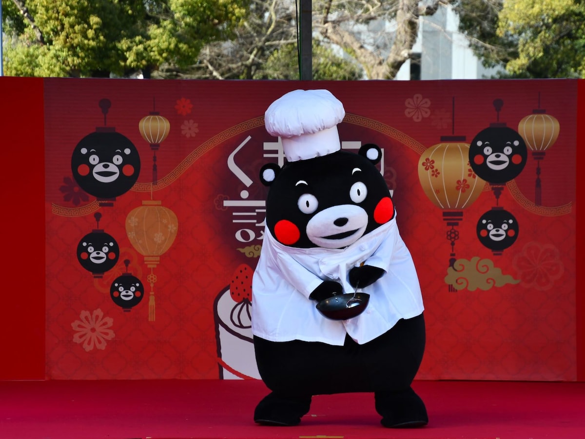 シェフの衣裳で。フライパンさばきがいい