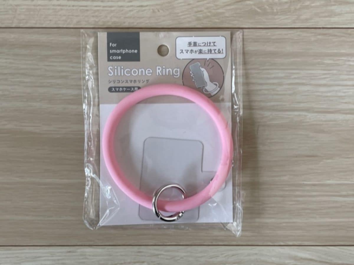 セリアの「シリコンスマホリング」は手首にはめて使う