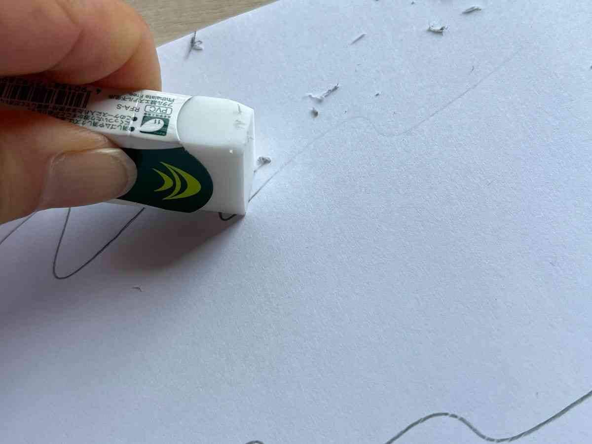 セリアの「進化系消しゴム アーチ」は少しの力で消すことができる