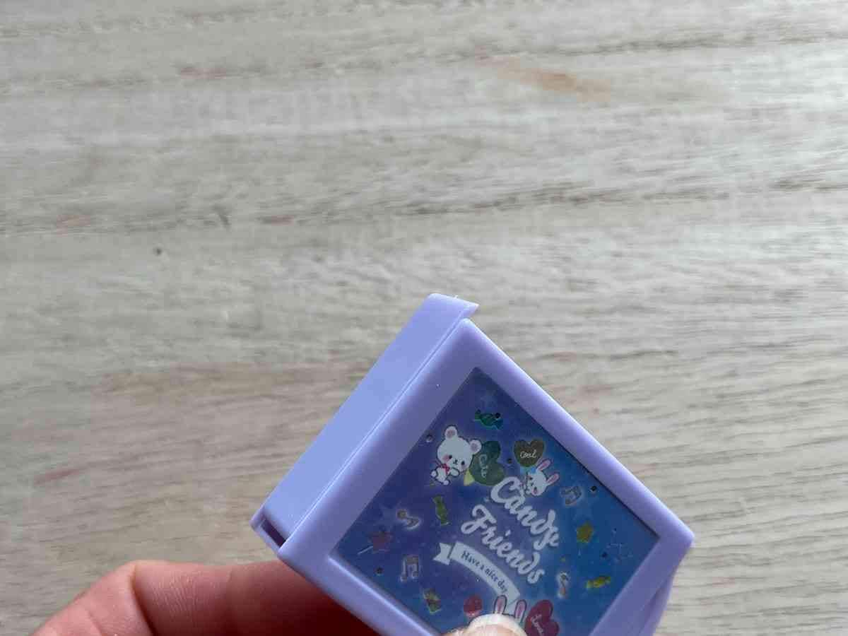 セリアの「マジック消しゴム」はケースのスイッチで操作する