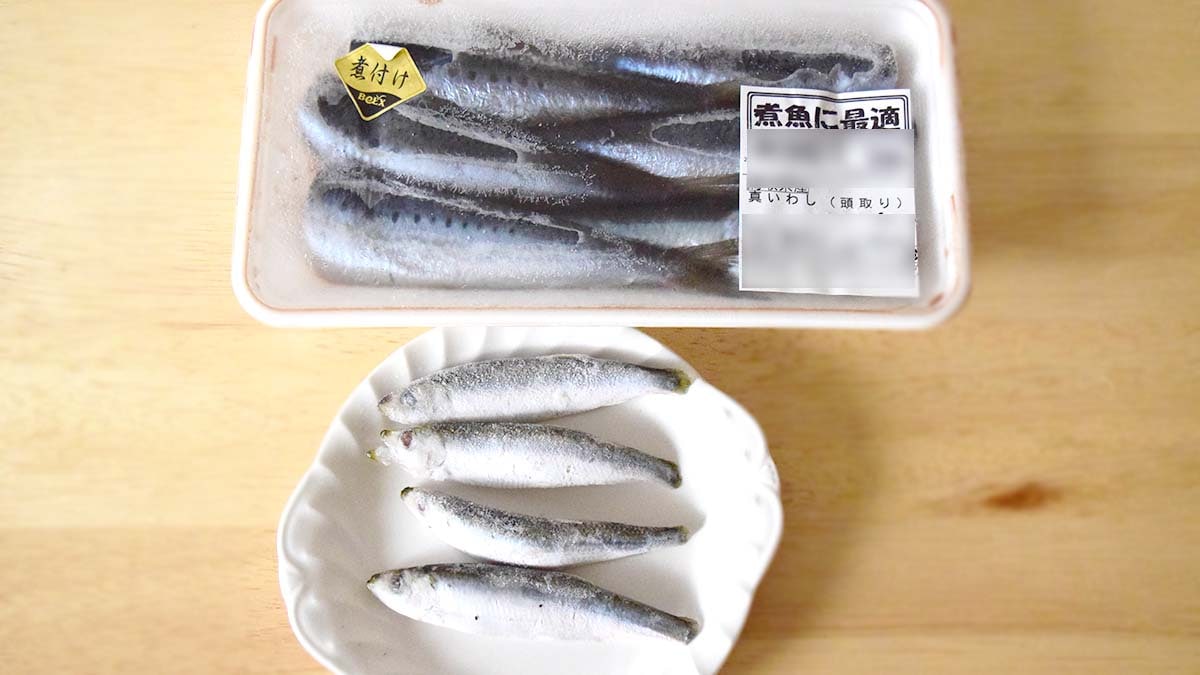 業務スーパー「バルト海いわし」といわしの大きさを比べています。